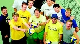 KFUMS:s volleybollherrar är tillbaka i division 1. Ett simpelt framgångsrecept har gett klubben ett lyft. "Hos oss får alla vara med", säger tränaren Tomas Lidstedt. I helgen väntar seriepremiär mot Nynäshamn.
FOTO: JAN FORSBY