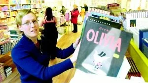 Pia Kjellander kånkar och bär och ser till att det ska bli ordning och reda till bokrean - vi vårt besök återstår några timmar till det som bokälskarna tycker är årets fest - nattöppet som start. "Jättekul!" tycker Pia. 
FOTO: ANITA KJELLBERG