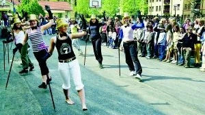 Dansstudion i Norrköping såg till att återinvigningen av De Geers skola gick som en dans. Här ett smakprov ur Kabaré.
FOTO: ROBERT SVENSSON