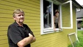 Fönsterkanten har ännu spår efter inbrottstjuvarna och påminner Ingemar och Eva Johansson om inbrotten.