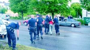 På bilden tas en av 24-åringarna hand om polis och åklagaren hävdar nu att han och hans jämnårige kamrat försökt köra på en förföljande poliserna med flit. 24-åringarna å andra sidan menar att det var precis tvärtom.
FOTO: BJÖRN PERSSON/WIGHSNEWS