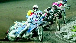 Jason Crump var bäst av Vargarnas åkarna även i gårdagens möte i Hallstavik. Jason Crump körde in 12 poäng medan Jason Lyons (trea här) fick ihop 8 poäng.
Arkivfoto: NICLAS SANDBERG