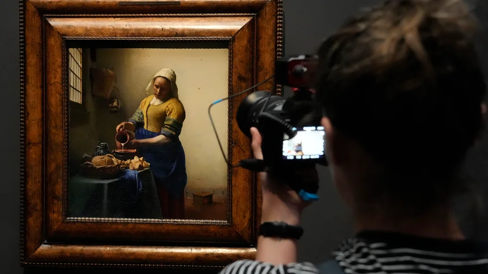 Johannes Vermeers "Mjölkjungfrun" är ett av verken som kommer att visas i en unik utställning på Amsterdams Rijksmuseum nästa år.