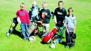 På Finspångs Golfklubbs ungdomsläger deltog bland andra Tomas Gudmundsson, Viktor Eriksson, Albin Pettersson, Sebastian Karlsson och Philip Jalkeby. De trivdes bäst när de fick gå ut på banan och spela.
FOTO: GUNNAR JOHANSSON