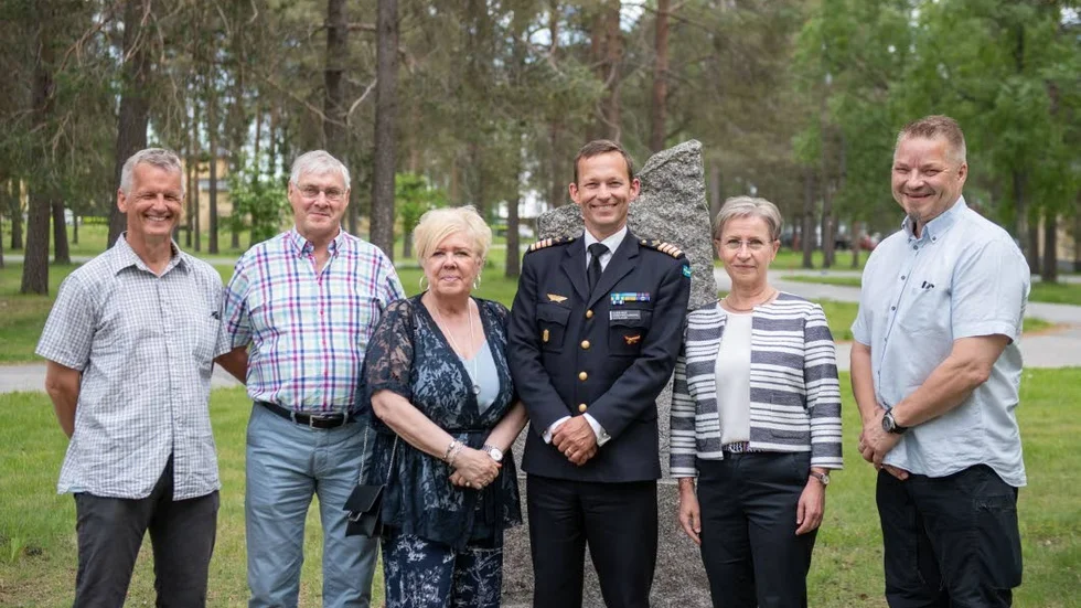 Pensionärerna avtackades av flottiljchef överste Claes Isoz (i mitten). Här med pensionärerna Jan Tjäder, Bjarne Degerlund, Vailet Hedström, Riitta Larsson och Anders Henricsson.