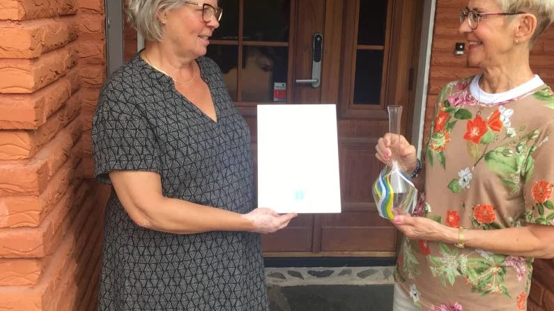 Ann Björkman ( t v) och hennes make Inge, har tilldelats Kristdemokraterna Piteås Vitsippspris 2019. Priset delades ut av KD Piteås gruppledare Helén Lindbäck.