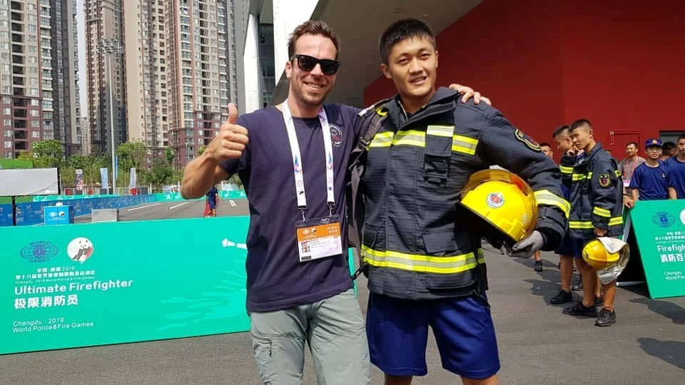 David Nyström på plats i Chengdu, Kina, där han tog hem en bromsmedalj i grenen Ultimate fire fighter.