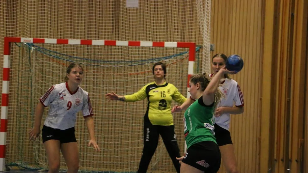 Skott eller passning? Rut Gradin har fokuserad blick i motståndarmålet.