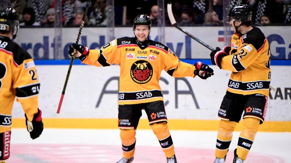 KARLSTAD  2019-12-28 

Luleås Einar Emanuelsson jublar efter sitt 2-3 mål under lördagens ishockeymatch i SHL mellan Färjestads BK och Luleå Hockey i Löbergs arena.