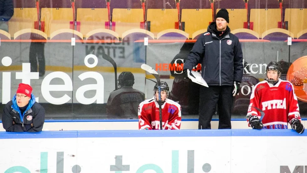 Förre spelaren Bjärn Lavander är en av tränarna för Piteås U15-lag.