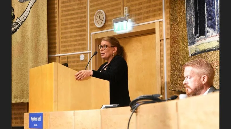 Regionrådet Linda Frohm (M) i talarstolen.