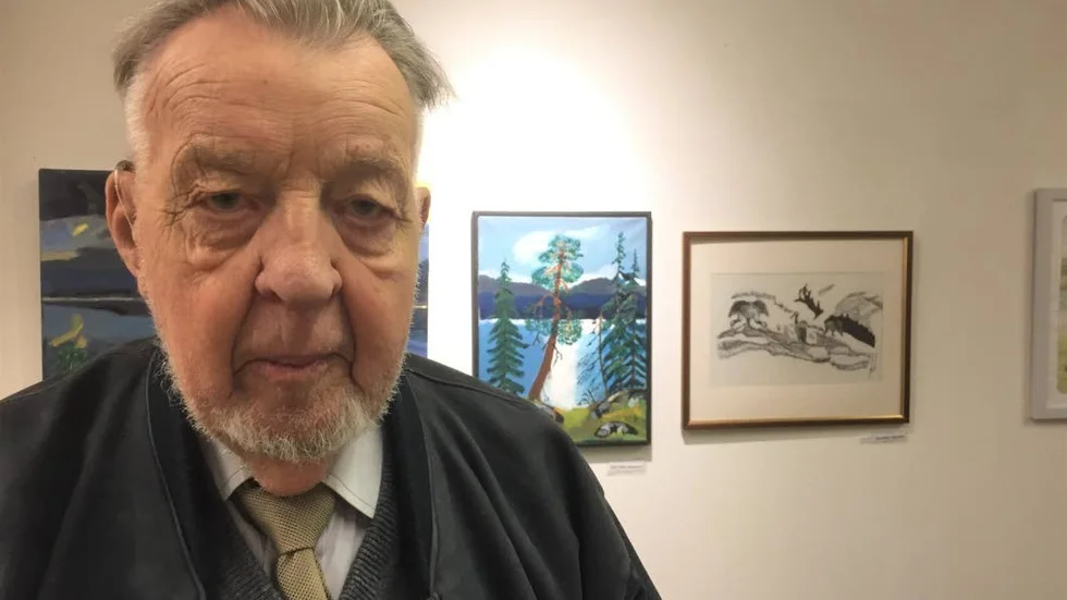 Utställningens nestor är Karl Otto Hansson, 90 år gammal, som bland annat ställer ut "Oväder från Finland".