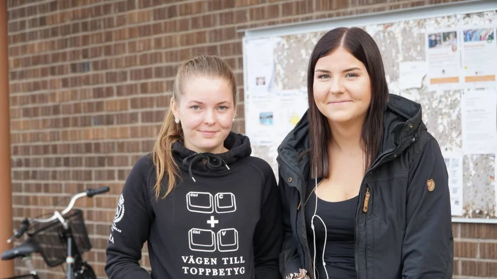 Sara Öhlund och Tuva Lundström går på Hornavanskolan och tycker att det borde vara upp till varje elev att avgöra.