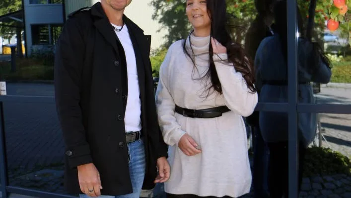 Göran Carlson, som arbetar för ABI ger stöd till Sandra Nilssons rymdföretag.