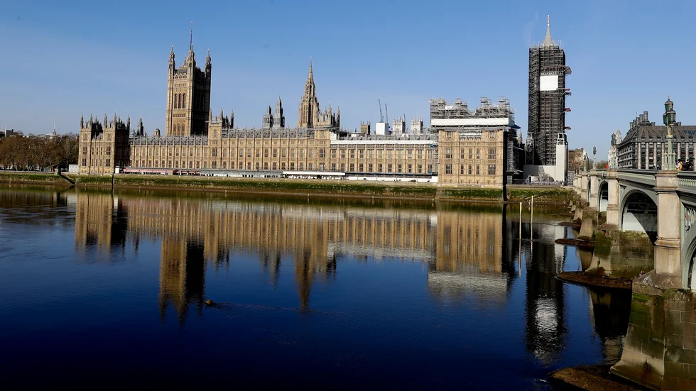Brexit har kommit att stå britterna dyrt, något som borde leda till en omprövning av beslutet. 