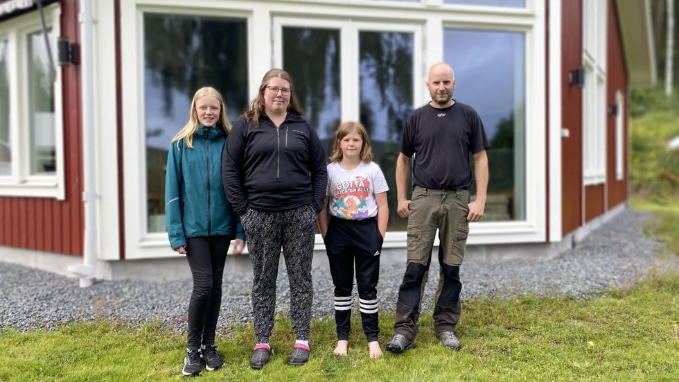 Familjen består av Emma, Emil och döttrarna Svea och Lovisa som Emma har sedan tidigare.
