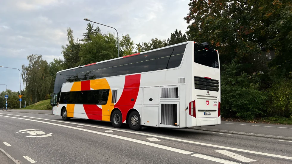 Barnbidraget kan med fördel användas till att betala ett busskort på 220 kronor varje månad, menar insändarskribenten.