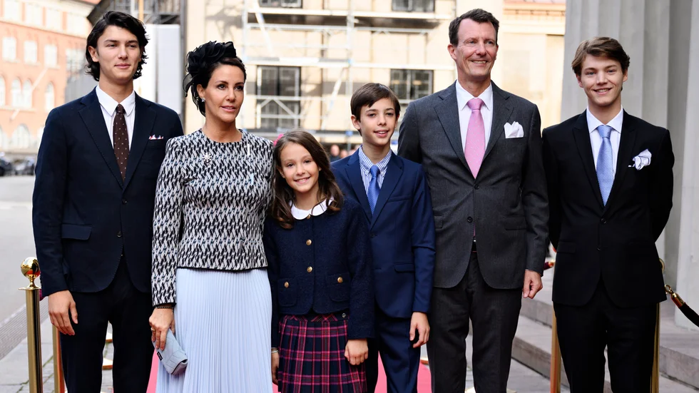 Prins Joachim och prinsessan Marie tillsammans med sin familj. Prins Nikolai längst till vänster och prins Felix längst till höger. Prinsessan Athena och prins Henrik mellan föräldrarna. Arkivbild.
