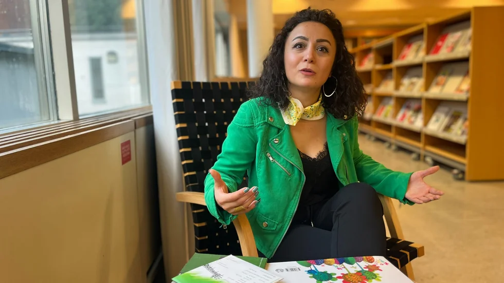 Ola Husamou har skapat sedan barnsben. När hon blev vuxen blev författandet och konsten en del av hennes arbete. I Syrien blev hon dock hotad och förföljd. 2019 kom hon till Eskilstuna. 