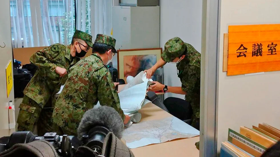Medlemmar ur Japans självförsvarsstyrka i ett mötesrum i staden Sapporo efter rapporterna om den nordkoreanska roboten.