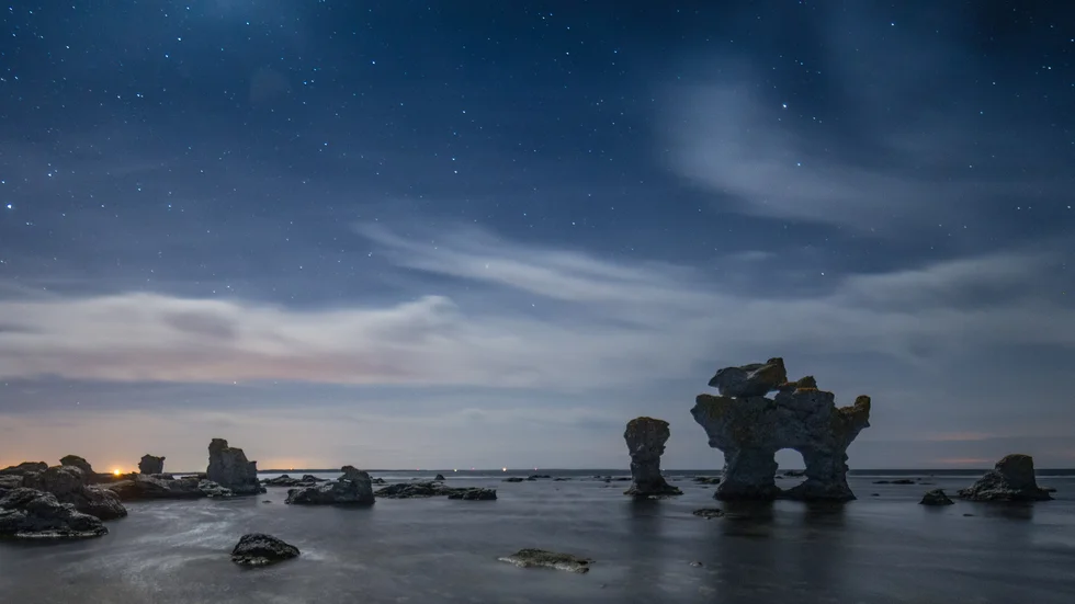 Raukfältet vid Gamle hamn på Fårö under stjärnhimlen om natten. De nordligaste och sydligaste delarna av Gotland är, tillsammans med Gotska Sandön, de områden på ön som inte påverkas av ljusföroreningar.