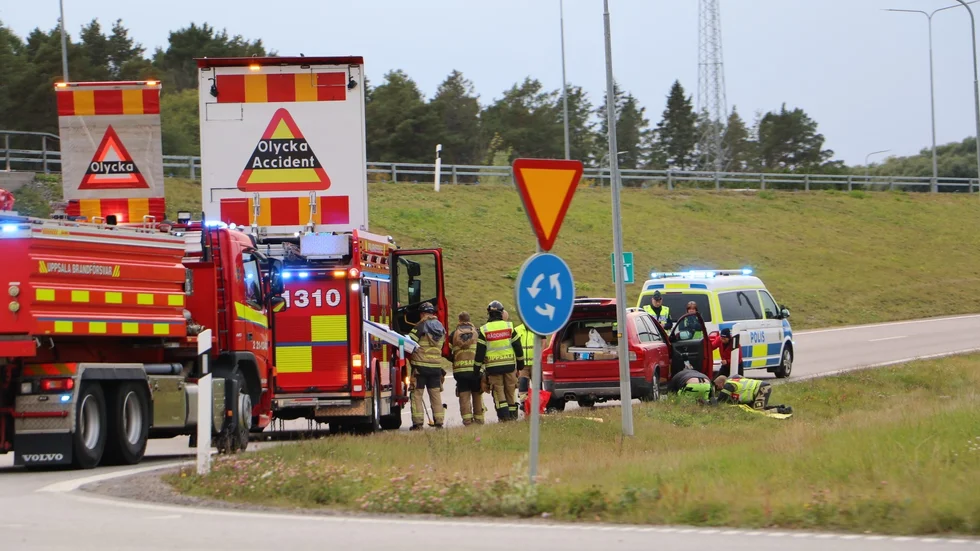 Ett dieselutsläpp påverkar trafiken under lördagseftermiddagen i Nybyrondellen, i nordöstra Uppsala .