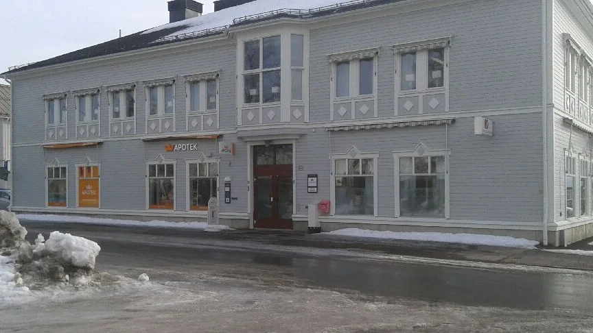 Posten i Arvidsjaur hade vid tiden för den stora postkuppen i april 1924 sina lokaler här på den plats där i dag Apoteket håller till. Gärningsmännen kom över drygt 25 000 kronor vilket i dagens penningvärde motsvarar över 3 miljoner kronor.