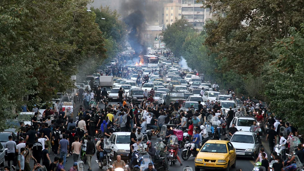 Stora demonstrationer ägde rum i Iran efter  Masha Aminis död. Vi måste visa solidaritet mot de som protesterar, skriver Kenta Hällbom och Soroor Moetazed.