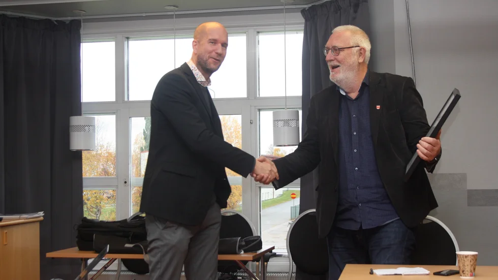 Mats Gustavsson överlämnar ett diplom för bästa företagsklimat till Lennart Gustavsson, Malå kommun