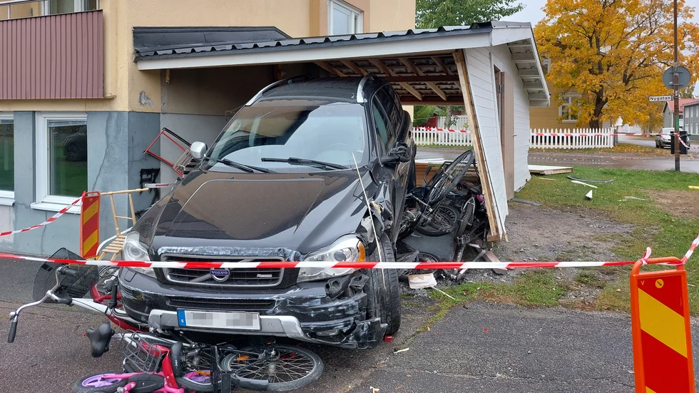 Två bilar kolliderade i Haparanda på onsdagsmorgonen. En av bilarna kraschade in i ett cykelförråd.
