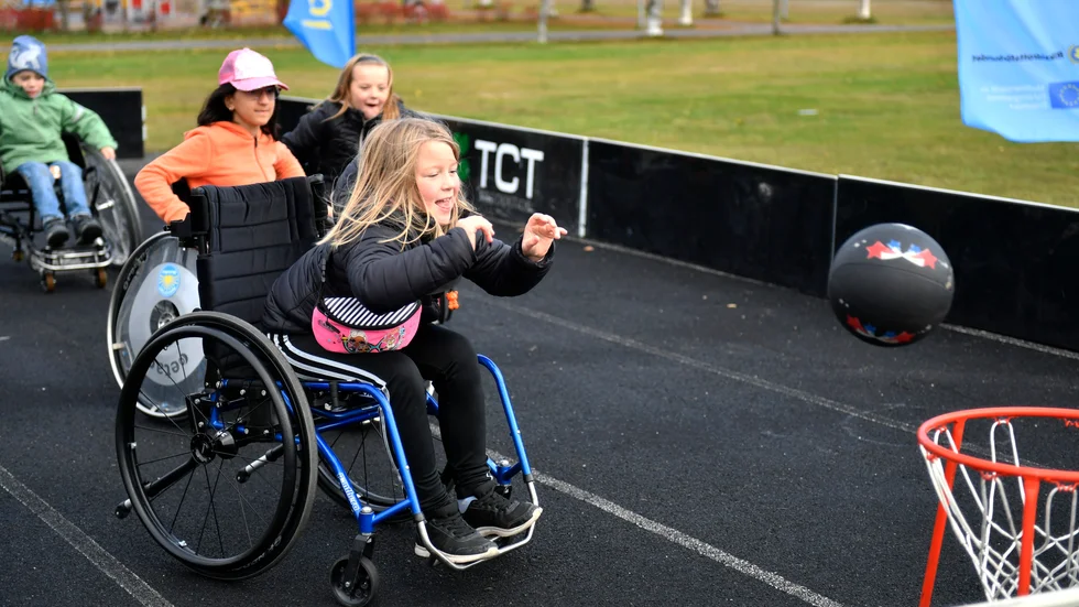 Åttaåriga Tilde testade bland annat rullstolsbasket, men också flera andra sporter. ”Det var jättekul”, säger hon.