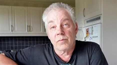 Ulf Ottosson hoppar av kommunpolitiken i Arjeplog. Skälet ligger på bordet snusdosan.