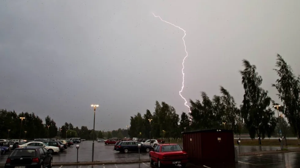 Ett ordentligt ösregn vräkte ner i Piteå vid femtiden på eftermiddagen.