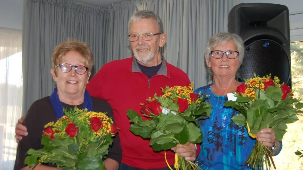 Margit Öberg, Roland Lundberg och Berit Hedenstedt firades med varsin vacker höstbukett