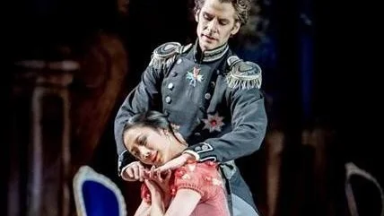 Minji Nam som Tatjana, och Dans i nords utvecklingsstrateg Olof Westring som Gremin, i Kungliga balettens uppsättning av "Onegin". Solistdansaren Minji Nam kommer under Dansfestens öppningsföreställning att dansa en duo ur "Le Corsaire" med kollegan AdiLiJiang Abudureheman. Under kvällen presenterar också hovdansarna Marie Lindqvist och Jan-Erik Wikström ett urval ur sina karriärer.