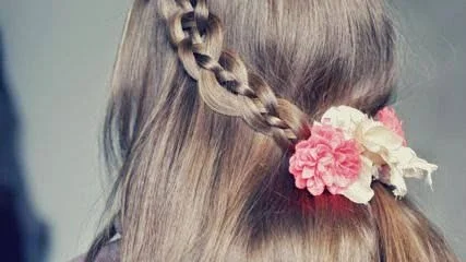 Också en frisyr som funkar på studenten. Four strand slide up-braid. Och ja, namnet är svårare än flätan. Youtuba och se själv.