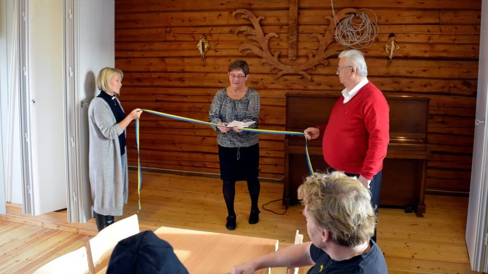 Komministern Kristina Andersson och kyrkofullmkätigerepresentatenterna Doris Johansson och Leif Rönnqvist hjälptes tillsammans åt att inviga Kyrkströmsgården.