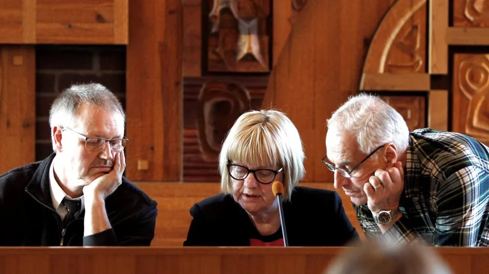 Peter Eriksson (S), till vänster, är ny ordförande i Älvsbyns kommunfullmäktige. Agneta Burman (S) är första vice ordförande, och Centerpartiets Göran Lundström är andre vice ordförande.