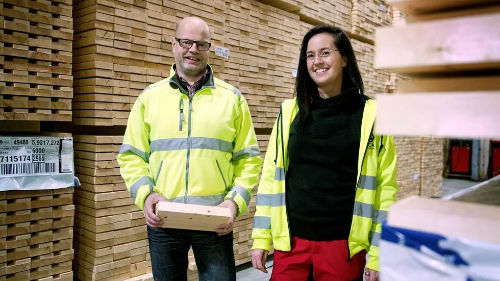 Staffan Grankvist, produktionschef, och Ulrika Haglund, produktionsplanerare, ser positivt på utvecklingen för trävaruindustrin. Det är framför allt träförädlingsenheten på sågverket i Munksund som går framåt.