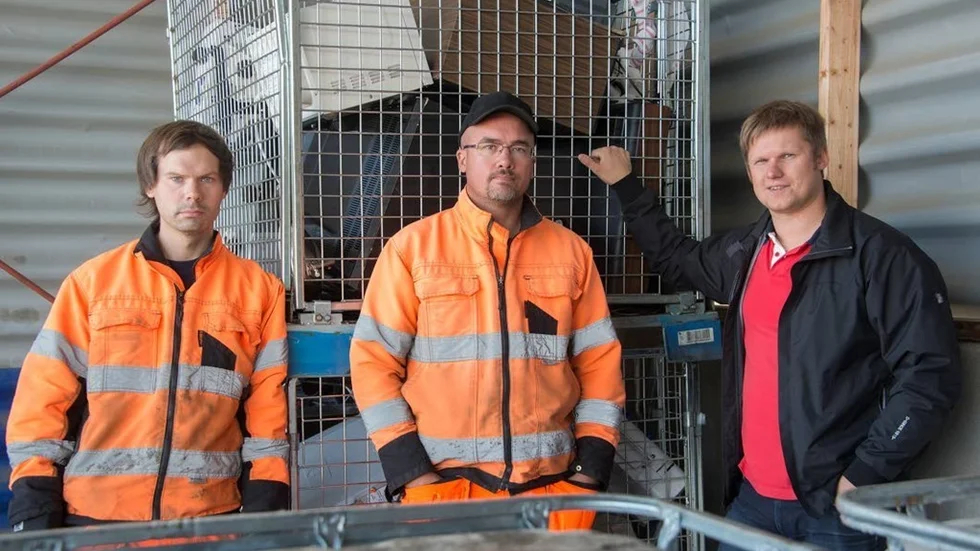 Återvinningen tog GPS-sändare till hjälp. Johan Granström, Jonas Lundgren och övrig personal på återvinningscentralen i Arvidsjaur, och avfallschefen Johan Åberg, till höger, tröttnade på de nattliga intrången på ÅVC och allt det merarbete som det innebar, och skaffade GPS-sändare till skrotet.