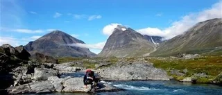 Äventyrare plockar skräp på Kebnekaise