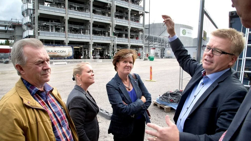 SunPines vd Magnus Edin berättade om företages stora planer för Hannah Bergstedt, riksdagsledamot (mitten), Carin Jämtin, partisekreterare och Sven-Erik Bucht, riksdagsledamot.