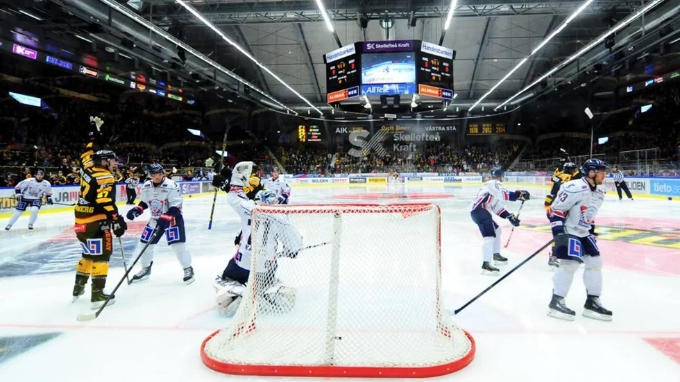 SAIK:s Andrew Calhof gör 3-0 på LHC-målvakten David Rautio. ?Foto: Robert Granström / TT