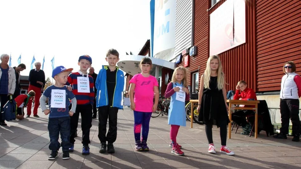 Egon Johansson, Edvin Johansson,  Filip Markström, Alice Markström, Elin Berglund och Lilly Grahn gör sig klar för start.