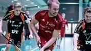 Wibax Patriots stod för en klart godkänd premiär i Allsvenskan mot Tyresö Trollbäcken. Men laget räckte inte till och förlorade med 5-7. Här jagar Erik Nilsson och Jonas Strandelin Tyresö Trollbäckens Christoffer Lindberg.