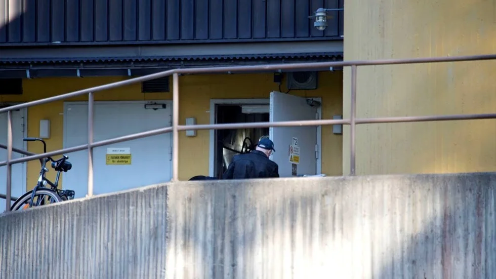 Redan på tisdagsförmiddagen inledde polisen sin utredning av händelsen i transformatorrummet, där en kvinna på måndagskvällen ådrog sig livshotande skador.