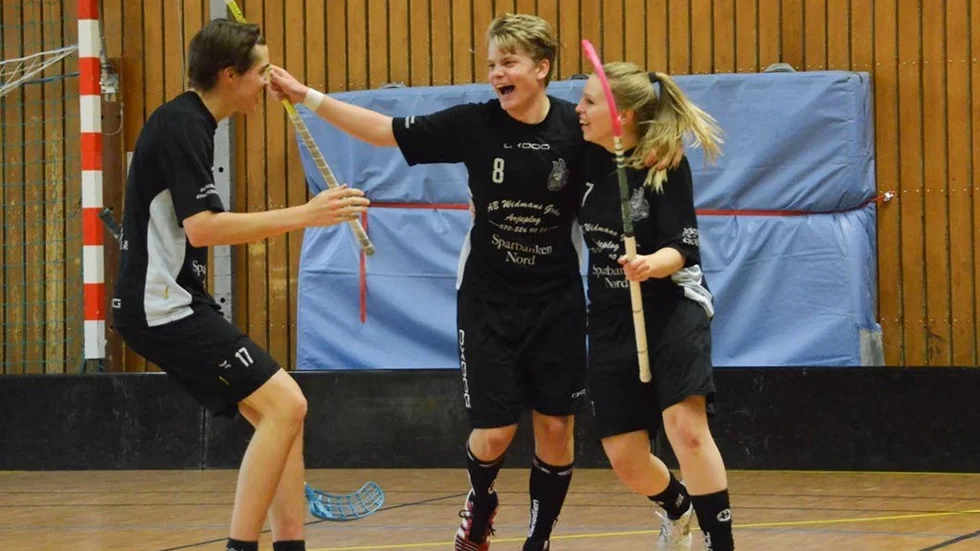 Segerjubel. Alexander Flinkfeldt, till vänster, Simon Vikström och Anna Ranberg Vestin jublar över ett av Argentums nio mål i segermatchen mot Wibax Patriots. ?
?foto: göran westerlund