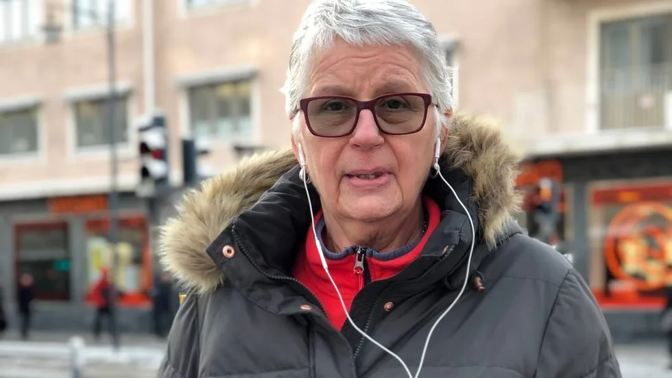 Anita Jacobsson fastnade på E4 nära fyra timmar efter olyckorna på E4. Hon är kritisk til att inte polisen mer aktivt dirigerade om trafiken.