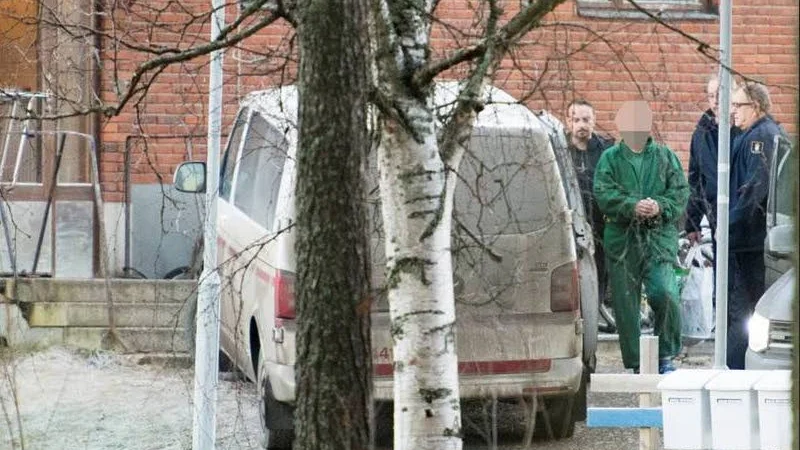 Den misstänkte 49-åringen förs ut till Kriminalvårdens fordon efter att ha genomgått en rekonstruktion på mordplatsen. (Arkivbild)