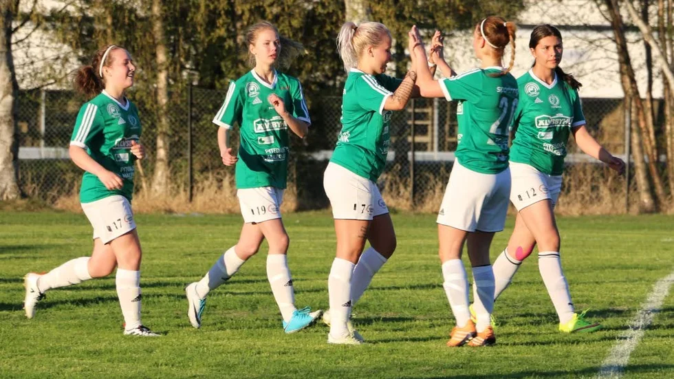 Anna Berglund, i mitten, gjorde matchens sista mål. (arkivbild)